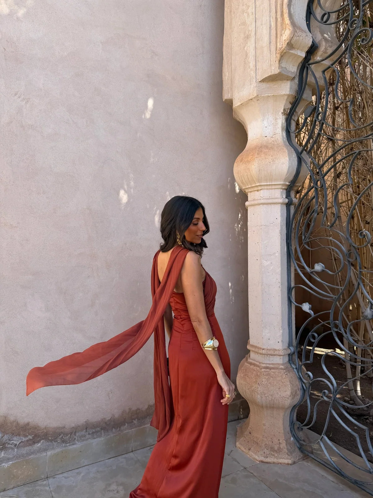 María | Vestido largo de líneas fluidas en tonos terracotas